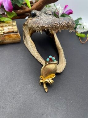 Schrager flower brooch vintage